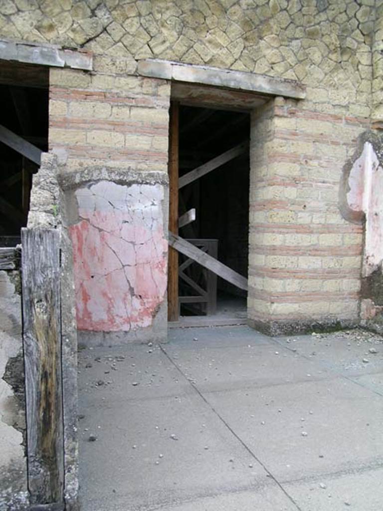 IV, 21, Herculaneum, May 2004.
Looking west across upper floor towards a doorway leading onto the upper atrium balcony.
Photo courtesy of Nicolas Monteix.